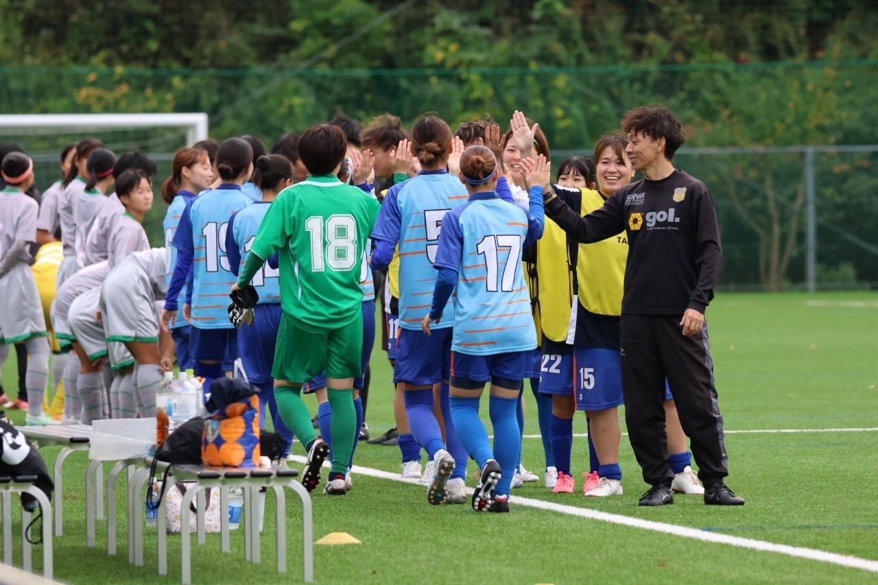 試合で仲間とハイタッチを交わす選手たち